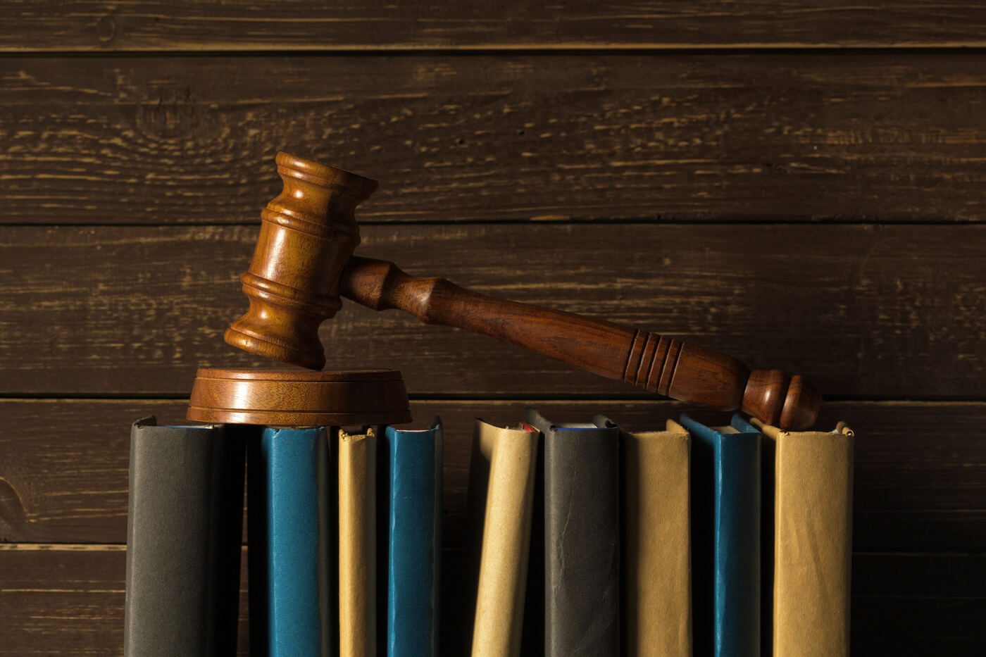 Livros de legislação trabalhista empilhados em escritório de advocacia