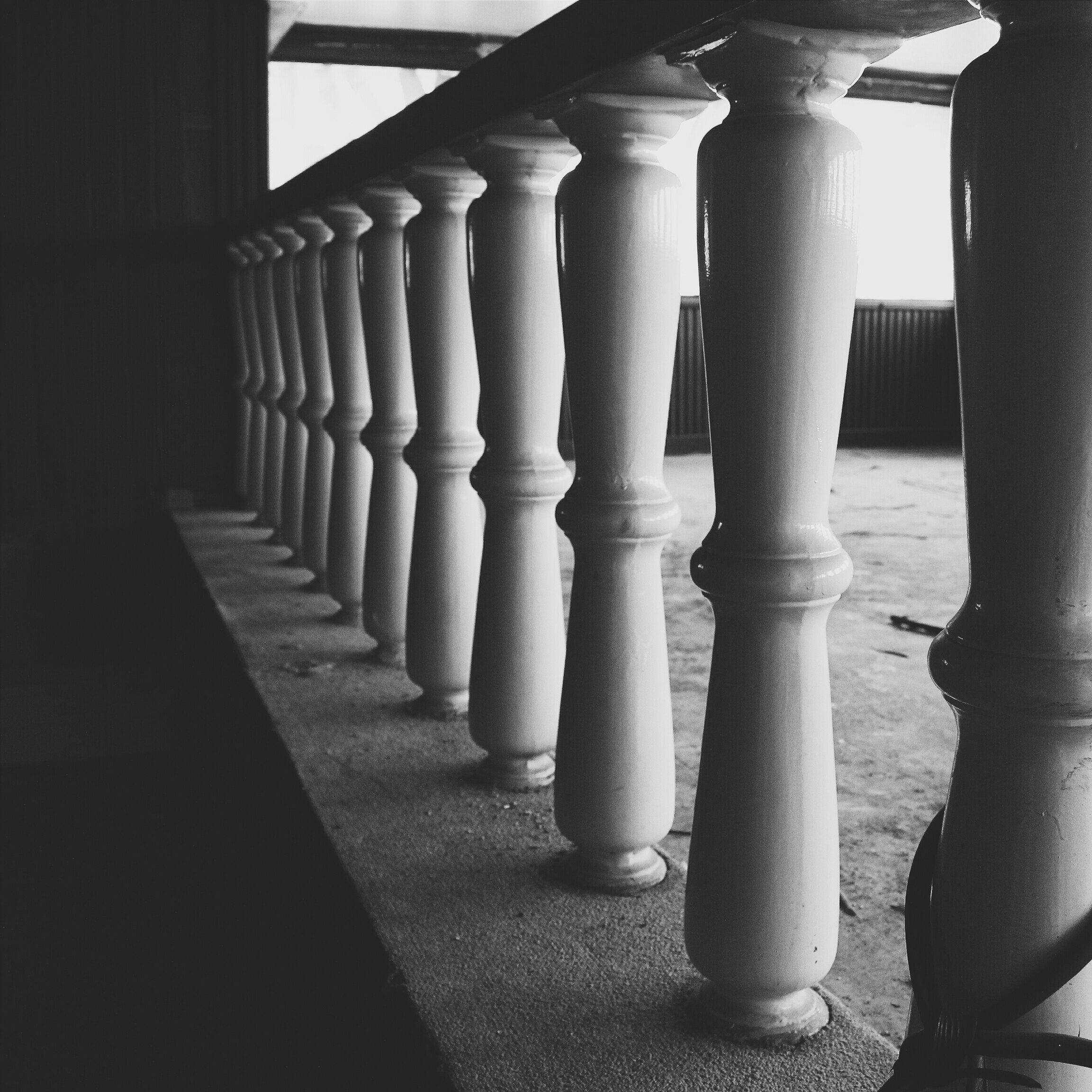 Colunas clássicas em preto e branco